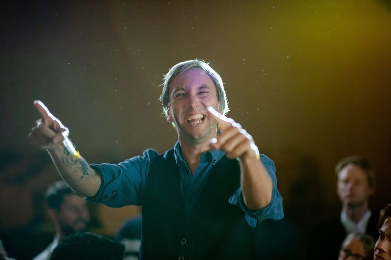Maltes Vater (Torge Oelrich) stiehlt seinem Sohn unentwegt die Show. – Bild: Lennart Speer