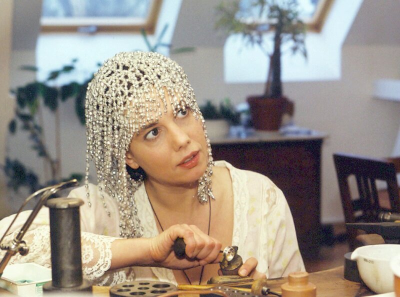 Die querschnittsgelähmte Anna Wolf (Inka Victoria Barel) ist Schmuckdesignerin, hat aber längst die Hoffnung auf eine Karriere und vor allen Dingen auf Liebe längst aufgegeben … – Bild: MDR/​Krajewski