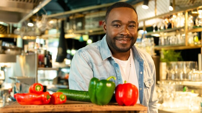 Sternekoch Nelson Müller deckt auf, wie gut, gesund und nachhaltig Bio-Produkte heute wirklich sind. – Bild: ZDF / LARS DOERING Sternekoch Nelson Müller deckt auf, wie gut, gesund und nachhaltig Bio-Produkte heute wirklich sind. – Bild: ZDF / LARS DOERING