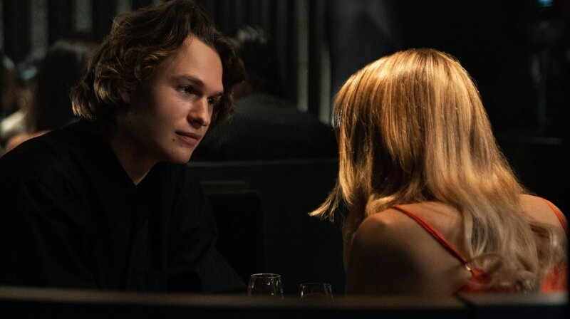 Jake (Ansel Elgort) freundet sich im exklusiven Onyx Club mit der Hostess Samantha (Rachel Keller) an. – Bild: HBO Max/​Fifth Season, LLC/​Eros Hoagland