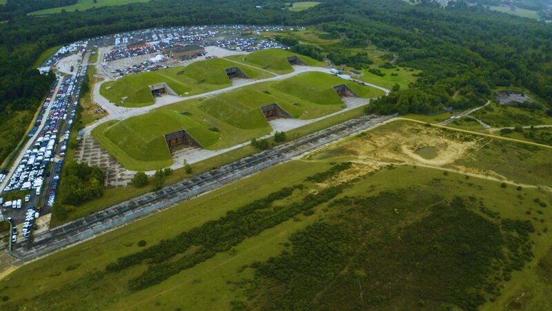 Dies ist Greenham Common: ehemaliger US-Militärflugplatz und strategischer Stützpunkt, gebaut für den möglichen Ernstfall, den Krieg gegen die Sowjetunion. – Bild: N24 Doku