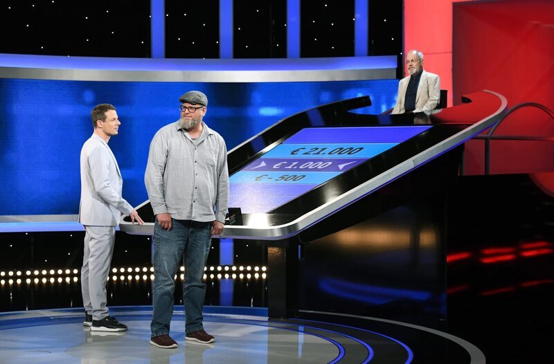 Moderator Alexander Bommes (l.) mit dem Kandidaten Kay Renz (2.v.l.) und dem Jäger, Klaus Otto Nagorsnik (r.). – Bild: ARD/​Uwe Ernst
