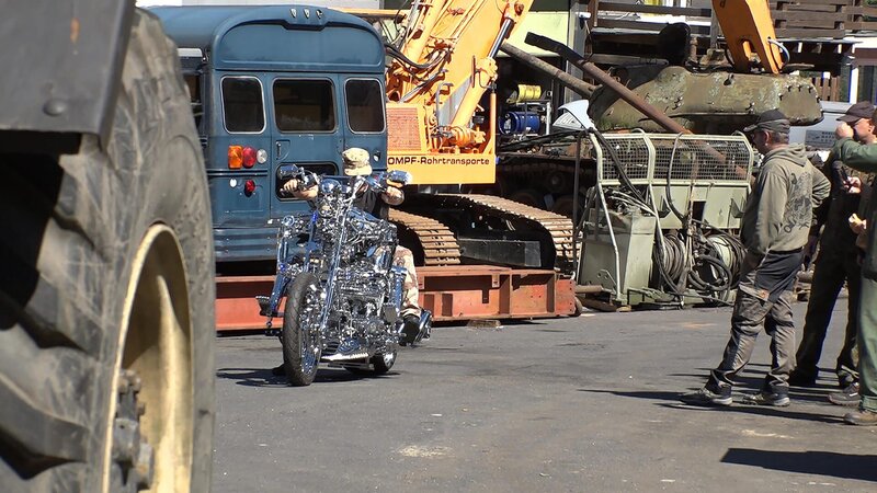 Die Probefahrt mit Kalle und Klotzki – Bild: Warner Bros. Discovery