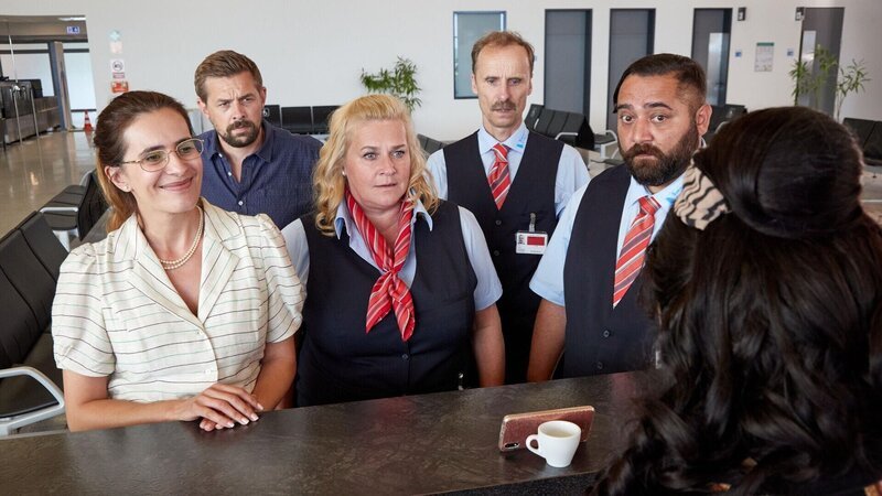 (v.l.n.r.) Sabine Grünberg (Doris Golpashin); Jan Rothe (Klaas Heufer-Umlauf); Ingrid Fink (Petra Kleinert); Harald Armbruster (Jan Georg Schütte); Ertu Karahanci (Kailas Mahadevan) – Bild: JOYN/​ProSieben /​ George Wendt