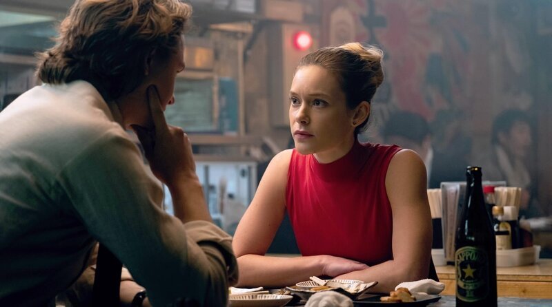 Jake (Ansel Elgort) spricht mit der Hostess Samantha (Rachel Keller) – Bild: HR/​Degeto/​HBO Max/​Fifth Season, LLC/​James Lisle