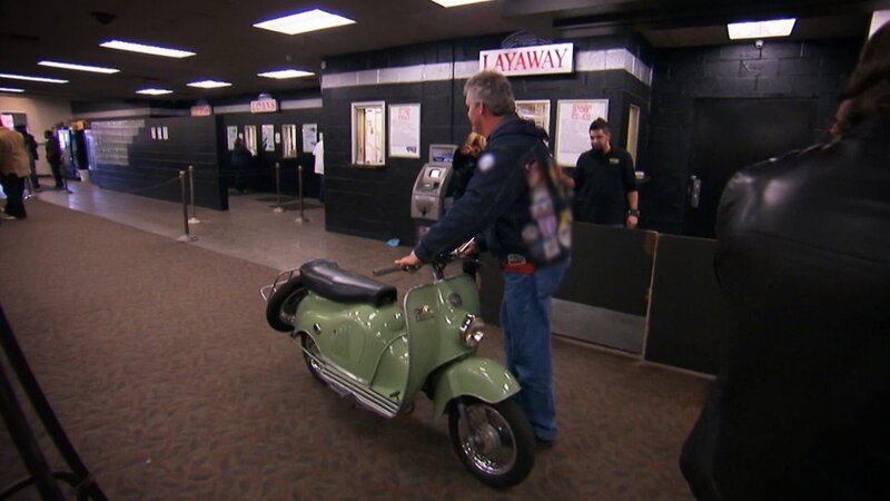 Ein Kunde bietet Les Gold seinen Parilla Greyhound von 1958 mit Speichenrädern an. – Bild: TLC (DEUT)