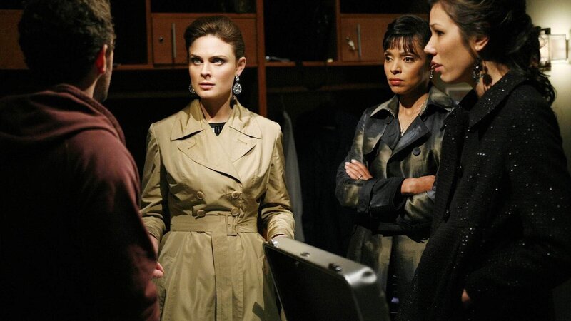 Brennan (Emily Deschanel, 2.v.l.) und ihren Kollegen Hodgins (TJ Thyne, l.), Camille (Tamara Taylor, 2.v.r.) und Angela (Michaela Conlin) bleibt nur wenig Zeit, um Booth zu finden und so sein Leben zu retten. – Bild: TVNOW /​ FOX