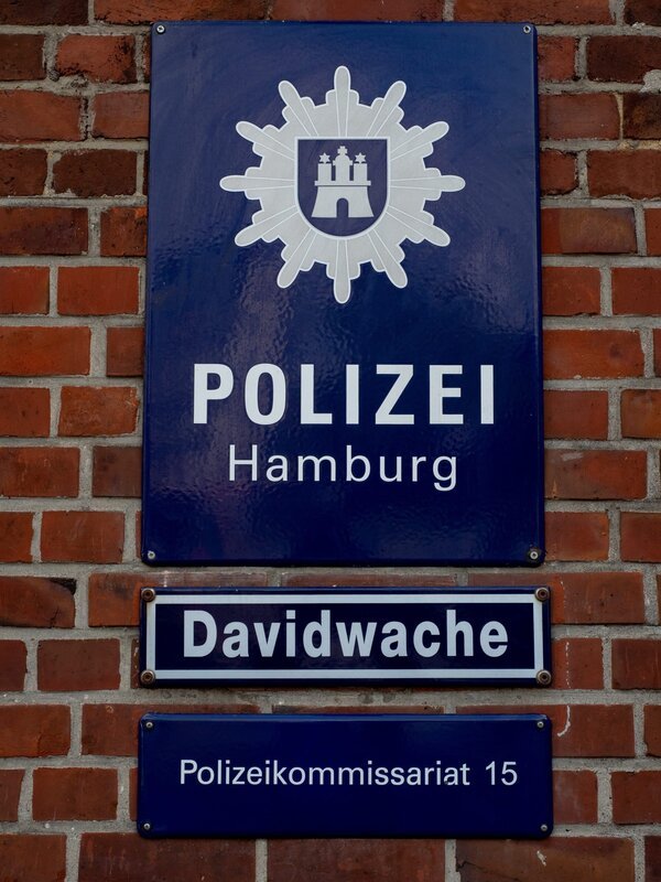 Hamburg – Die Davidwache, bezeichnet, ist das Gebäude des Hamburger Polizeikommissariats 15. – Bild: Curiosity TV