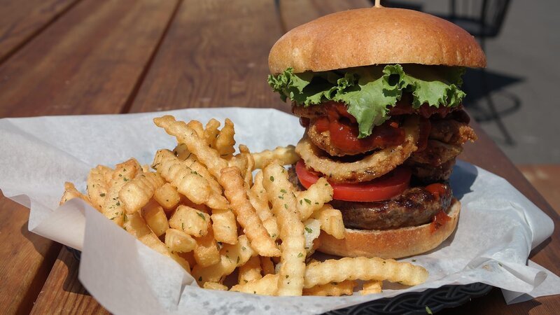 Burger and fries dish from A la Carts Food Pavilion, as seen on Food Network’s Mystery Diners, Season 8. – Bild: Television Food Network, G.P.