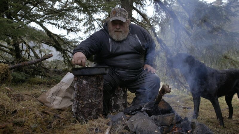 Curly und sein Hund Junior kochen auf der Bärenjagd eine Mahlzeit. – Bild: National Geographic
