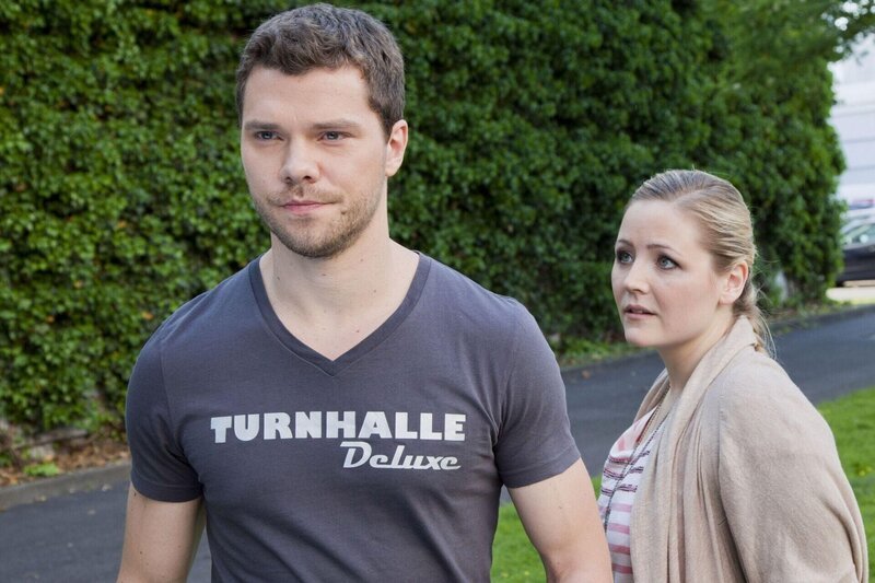 Nils (Martin Baden) hofft auf ein Revival mit Bine (Ela Paul), doch ihr fehlendes Vertrauen in Nils lässt sie zweifeln. Ist ihre Zuneigung Basis genug für eine Beziehung? – Bild: RTL