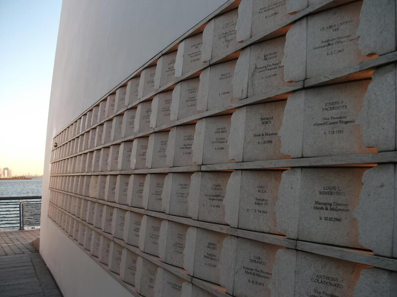 Memorial at the Range Finder location. – Bild: National Geographic Society