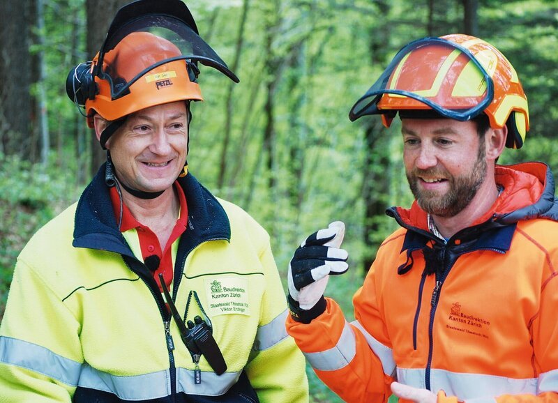 SRF bi de Lüt Wunderland Staffel 3, Episode 4 Nik Hartmann (r.) mit Förster Viktor Erzinger: Er ist Herr über den Staatswald Tössstock unterhalb des Schnebelhorns – Bild: SRF