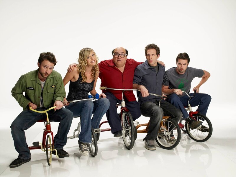 L-R: Charlie Kelly (Charlie Day), Dee Reynolds (Kaitlin Olson), Frank Reynolds (Danny DeVito), Dennis Reynolds (Glenn Howerton), Mac (Rob McElhenney) – Bild: Credit: (887), L-R: Charlie Kelly (Charlie Day), Dee Reynolds (Kaitlin Olson), Frank Reynolds (Danny DeVito), Dennis Reynolds (Glenn Howerton), Mac (Rob McElhenney) – Bild: Credit: (887),