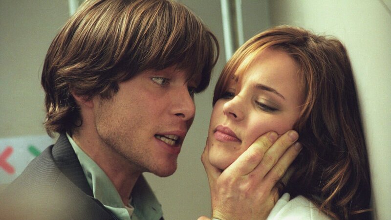 Während ihres Fluges nach Miami lernt Lisa Reisert (Rachel McAdams) ihren charmanten Sitznachbarn Jackson Rippner (Cillian Murphy) näher kennen. Schnell zeigt Jackson sein wahres Gesicht: Er ist ein Auftragskiller und er hat einen Plan, bei dem er Lisas Hilfe braucht. – Bild: ZDF und DREAMWORKS LLC. Während ihres Fluges nach Miami lernt Lisa Reisert (Rachel McAdams) ihren charmanten Sitznachbarn Jackson Rippner (Cillian Murphy) näher kennen. Schnell zeigt Jackson sein wahres Gesicht: Er ist ein Auftragskiller und er hat einen Plan, bei dem er Lisas Hilfe braucht. – Bild: ZDF und DREAMWORKS LLC.
