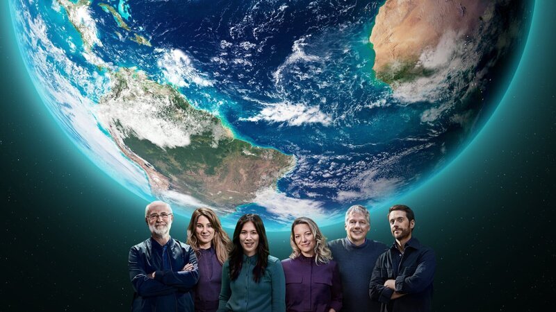 Sechs namhafte Moderatorinnen und Moderatoren präsentieren die von Menschen dauerhaft besiedelten Kontinente: „Afrika“ – Prof. Harald Lesch, „Asien“ – Prof. Colin Devey, „Australien und Ozeanien“ – Prof. Antje Boetius, „Europa“ – Mirko Drotschmann, „Nordamerika“ – Dr. Mai Thi Nguyen-Kim und „Südamerika“ – Jasmina Neudecker. – Bild: ZDF/​Markus Reuter /​getty images
