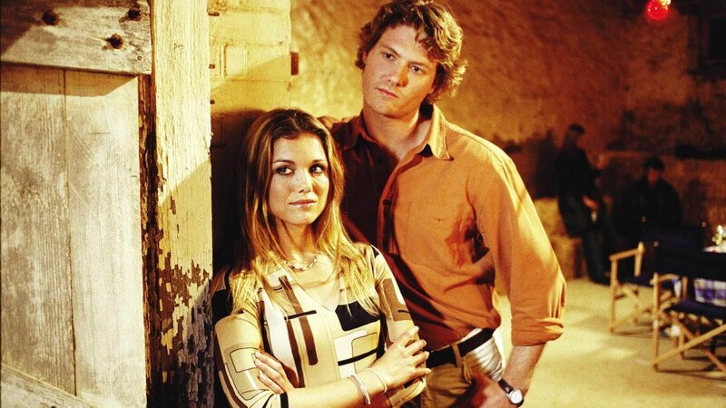 Tess (Bridie Carter) ist hin und her gerissen, ob sie auf Drover’s Run bleiben oder zurück in die Stadt gehen soll. Nick (Myles Pollard) steht ihr bei. – Bild: TVNOW /​ Southern Star/​MP