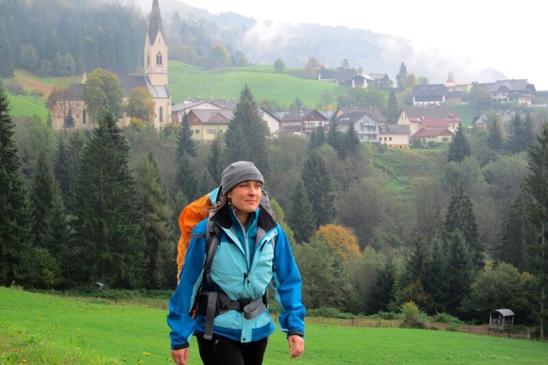 Die Wanderin Tamara Link begibt sich auf einen Weg, der einst sehr gefährlich war. Damals schmuggelten Protestanten Lutherbibeln ins katholische Habsburger Reich. 2008 hat die Evangelische Kirche den Pfad als „Weg des Buches“ eröffnet. Über 600 Kilometer erstreckt er sich von Passau durch das Salzburger Land, die Steiermark und Kärnten: eine spannende Entdeckungsreise durch eine Geschichte, die einst mehr als 150.000 Menschen zwang, das Land zu verlassen. Tamara bei Arriach. – Bild: BR