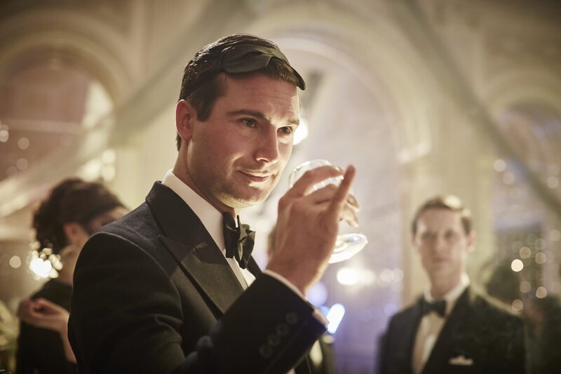 Bruce Belborough (Ben Mansfield) liebt ausschweifende Partys. – Bild: ZDF und ITV Studios