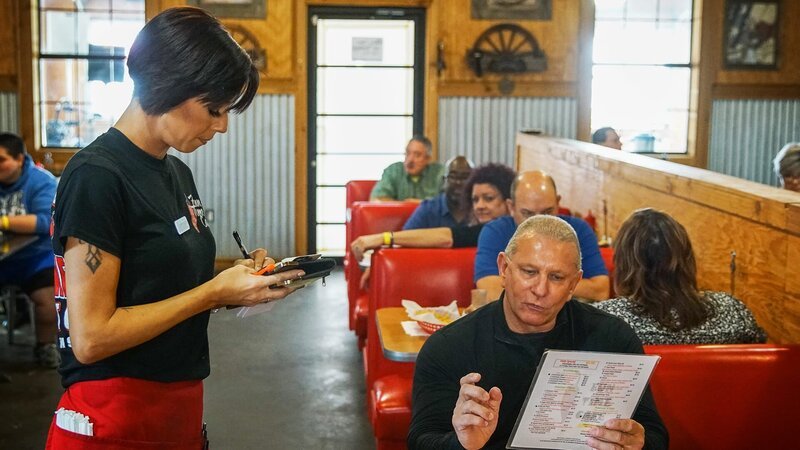 Robert Irvine (r.) – Bild: Warner Bros. Discovery