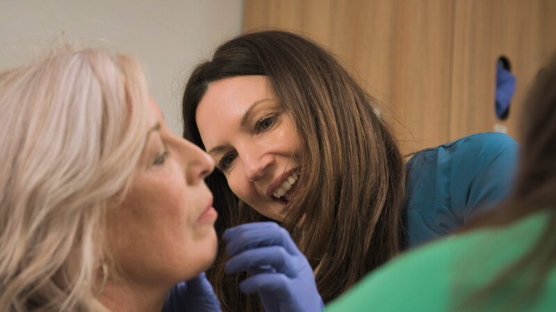 Side Medium Close Up of Dr Emma examining Frances Doherty’s Lipoma. Nurse Rosie in foreground – Bild: 2021, Discovery, Inc. All Rights Reserved.