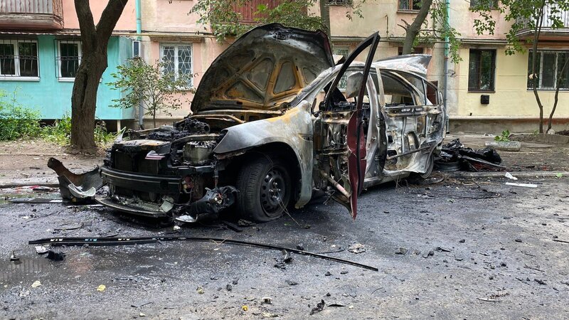 Zerstörtes Auto nach Partisanenanschlag in der Ukraine. – Bild: Mikhail Alaeddin, Imago