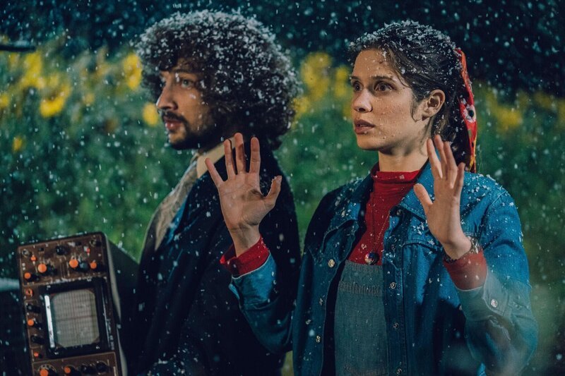 Rémy Bidaut (Quentin Dolmaire) und Véra Clouseau (Daphné Patakia) – Bild: Nicolas Velter /​ Montebello Productions /​ Canal+