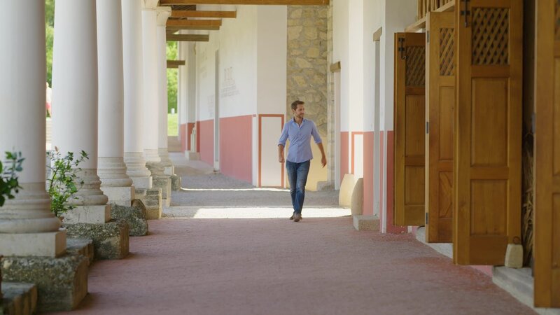 Mirko Drotschmann in der Römerstadt Carnuntum im heutigen Österreich. Der Militärstützpunkt wurde immer wieder von germanischen Stämmen angegriffen. – Bild: ZDF