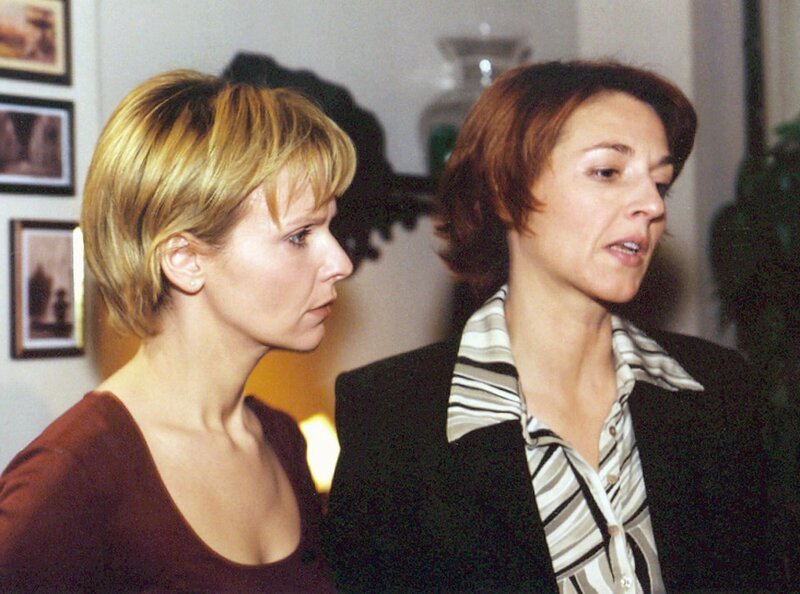 Kathrin (Andrea Katrin Loewig, rechts) bemüht sich nicht nur aufopferungsvoll um Rolands Genesung, sie versucht auch zusätzlich, Pia (Hendrikje Fitz, rechts) einen Teil ihrer Last abzunehmen. – Bild: MDR/​Krajewski