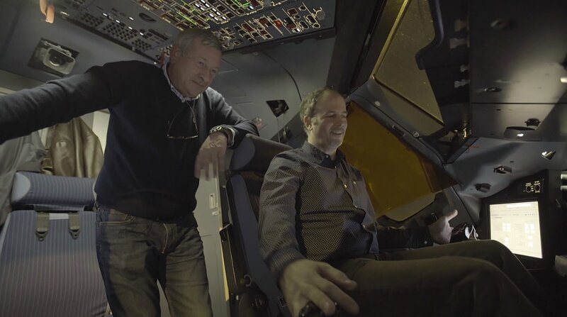 Flugingenieur Gérard Desbois (l.) war im Jahr 2005 bei einem Testflug des A380 dabei. – Bild: ZDF und Arthur Le Ret./​Arthur Le Ret