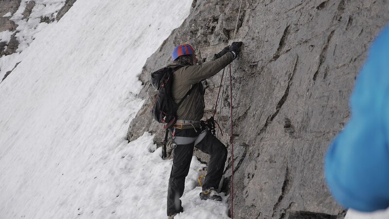 eine Person, die auf einen Felsen klettert – Bild: Bergblick