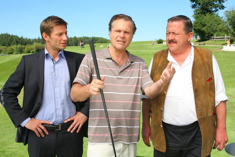 Die Rosenheimer Kommissare Hansen (Igor Jeftic, l.) und Hofer (Joseph Hannesschläger, r.) verdächtigen Fritz Göbel (Christoph Gareisen, M.). – Bild: Christian A. Rieger – klick