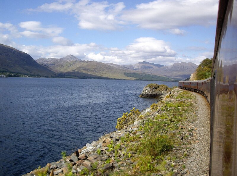 Der Royal Scotsman auf seiner Fahrt nach Plockton. – Bild: SWR/​Alexander Schweitzer