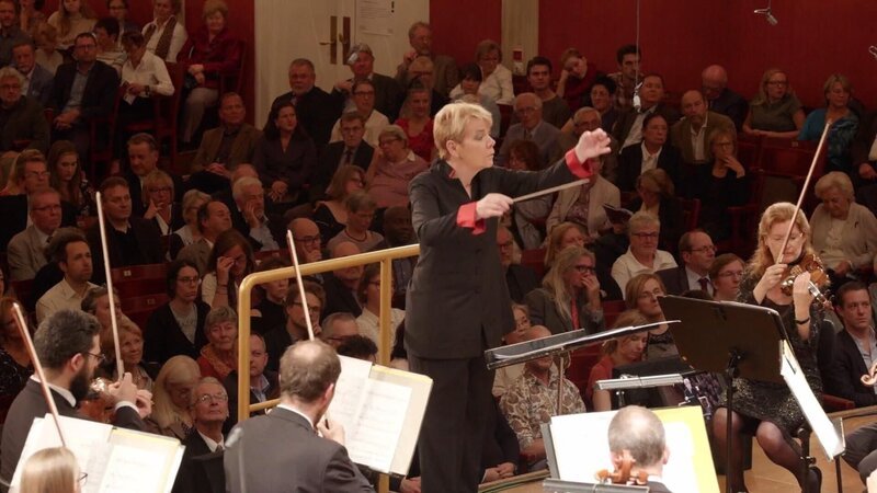 Marin Alsop  +++ Die Verwendung des sendungsbezogenen Materials ist nur mit dem Hinweis und Verlinkung auf RTL+ gestattet. +++ – Bild: RTL /​ © Waystone Productions /​ Bernadette Wegenstein