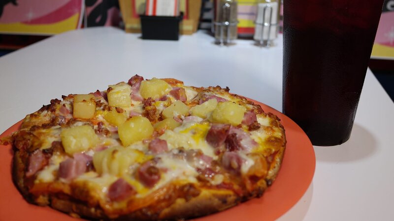 A small pizza from Rock Island Caf? in Honolulu, as seen on Food Network’s Mystery Diners, Season 8. – Bild: Television Food Network, G.P.
