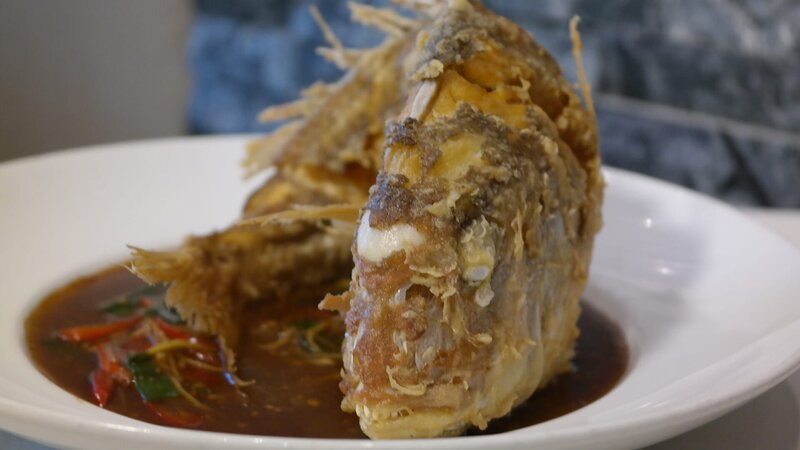 A fried fish in its entirety from Chef Chai in Honolulu, as seen on Food Network’s Mystery Diners, Season 8. – Bild: Television Food Network, G.P.