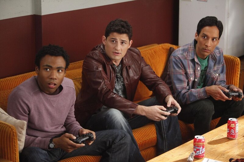 Abed (Danny Pudi, r.) und Troy (Donald Glover, l.) haben panische Angst, dass Britta und Lukka (Enver Gjokaj, M.) etwas miteinander anfangen könnten … – Bild: Sony Pictures Television Inc. All Rights Reserved. Lizenzbild frei