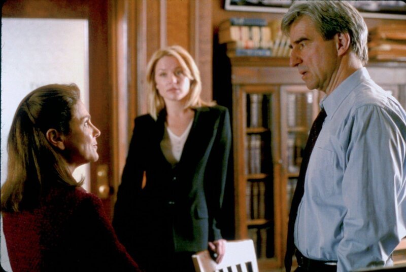 Die Verteidigerin Danielle Melnick (Tovah Feldshu, li.) versucht bei den Staatsanwälten Southerlyn (Elisabeth Röhm) und McCoy (Sam Waterston) gegen die verschärften Haftbedingungen ihres Mandanten Preuss anzugehen. – Bild: MG RTL D