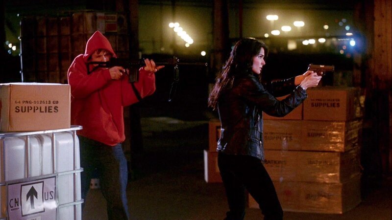 Lindsey Boxer (Angie Harmon) wird von einem Mann mit Kapuzenpulli (Neil Hopkins) bedroht. – Bild: VOX