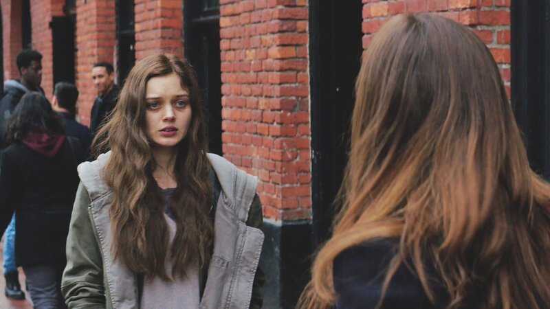Wer ist die Frau (Bella Heathcote, l.), die Anastasia (Dakota Johnson) ständig verfolgt? – Bild: Doane Gregory Wer ist die Frau (Bella Heathcote, l.), die Anastasia (Dakota Johnson) ständig verfolgt? – Bild: Doane Gregory