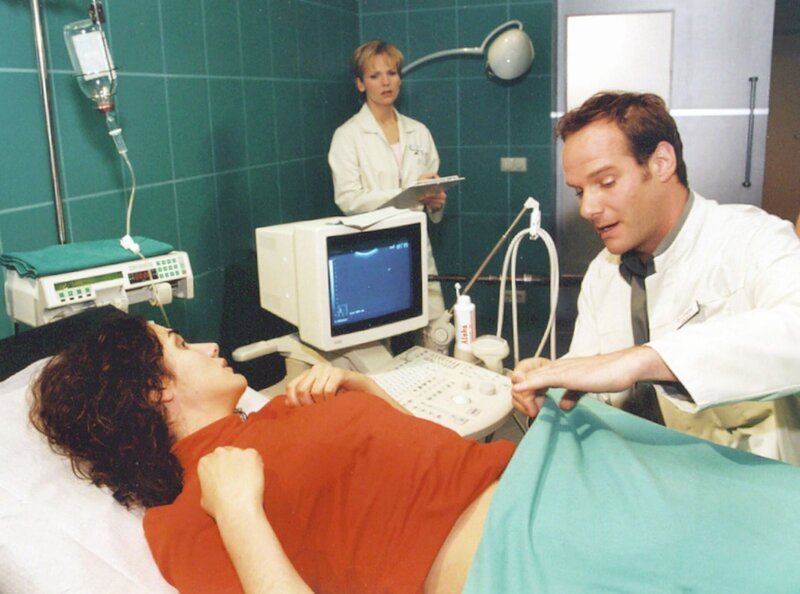 Dr. Kreutzer (Johannes Steck, rechts) und Dr. Globisch (Andrea Kathrin Loewig, Mitte) müssen Sylvia Wallner (Anne von Linstow, links) aufgrund von Nierenversagen einweisen. – Bild: MDR/​Krajewski
