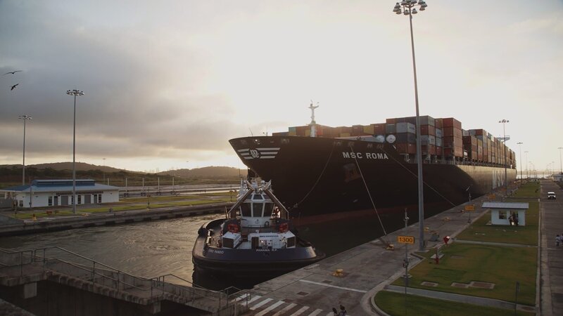 Dank der langen Schleusen können auch große Frachtschiffe den Panamakanal nutzen. – Bild: ZDF