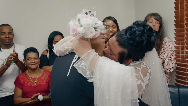 Charlotte & Johan kiss at wedding with family in background – Bild: Warner Bros. Discovery, Inc.