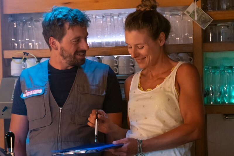 Tim Hartmanns (Ben Blaskovic) Bemühungen, Tina Reichert (Xenia Tiling) emotional näher zu kommen, scheitern. – Bild: Erika Hauri /​ ZDF