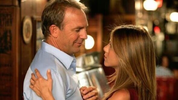 Kevin Costner as Beau Burroughs, Jennifer Aniston as Sarah Huttinger – Bild: mediaset Kevin Costner as Beau Burroughs, Jennifer Aniston as Sarah Huttinger – Bild: mediaset