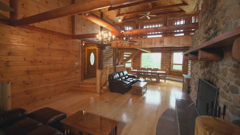 Brooke and Dan’s dream is a secluded log cabin with a modern kitchen, fireplace and storage space for outdoor equipment. – Bild: HGTV