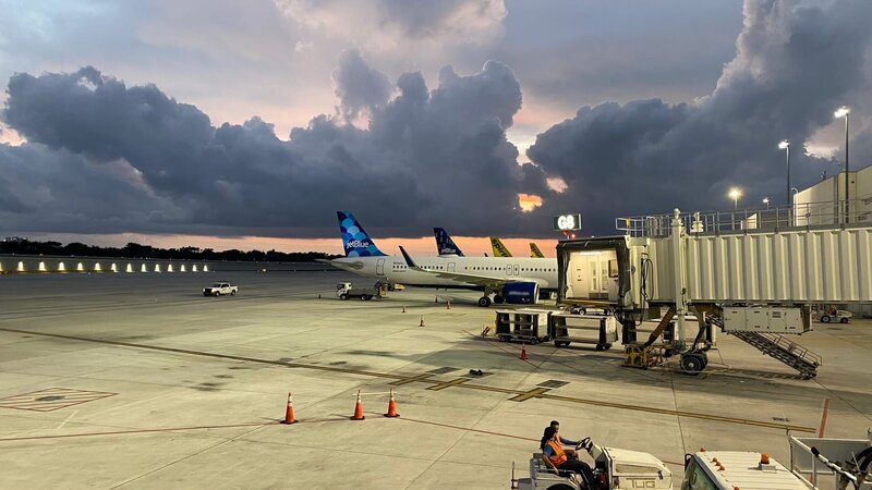 Mehrere Flugzeuge reihen sich hinter einer abgetrennten Fluggastbrücke auf dem Rollfeld des Miami International Airport auf. – Bild: National Geographic