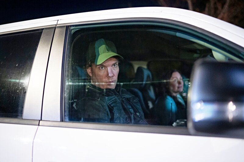 Ein Mann schaut aus einem Auto zu – Bild: Fmantle /​ Bad Move 6 Productions Inc /​ Crime + Investigation