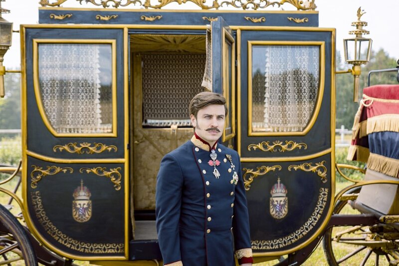 Franz (Jannik Schümann) reist nach Possenhofen und ertappt Sisi beim heimlichen Reittraining. – Bild: ORF/​Beta Film/​RTL/​Story House Pictures/​Armands Virbulis