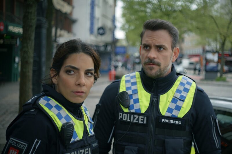 Isa (Lilli Hollunder) und Kris (Marc Barthel) gehen Hinweisen im Fall Fabiu Lupu nach, der von einem Unbekannten niedergeschlagen wurde. – Bild: Marius von Felbert